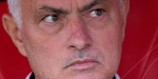 2025足坛大事件（二）：穆帅下课滕哈格再演黑色幽默，利物浦崩盘