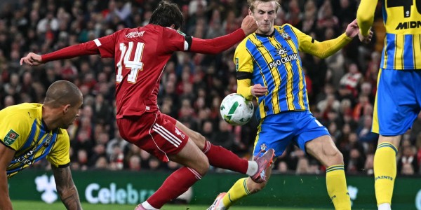 联赛杯-伊萨克首球埃基蒂克绝杀+染红 利物浦2-1晋级